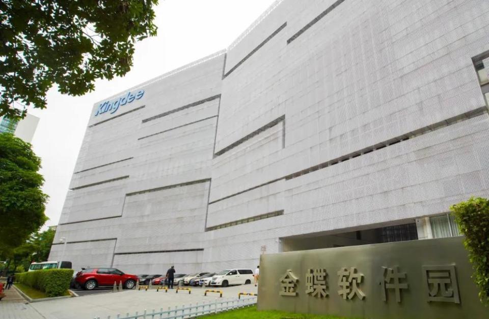 财报AI收入涨189%的金蝶,“晚上10点还在开会”年轻人走了1151个