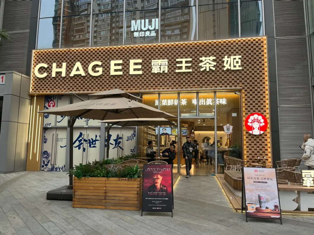 霸王茶姬等奶茶品牌翻红,是“口红经济”在新茶饮赛道“重演”?
