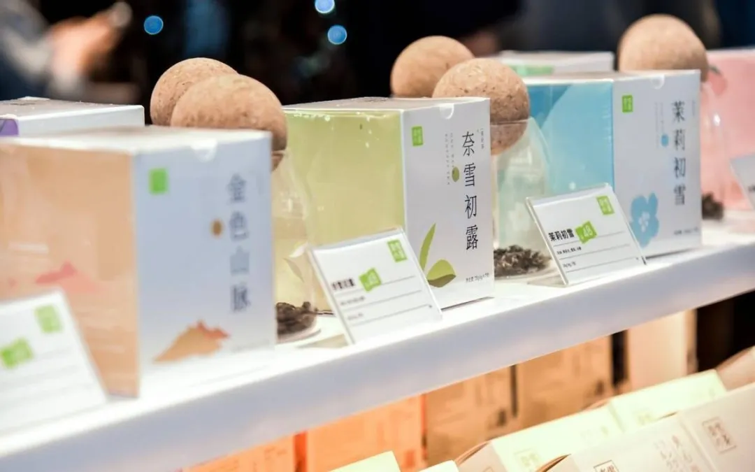 霸王茶姬等奶茶品牌翻红,是“口红经济”在新茶饮赛道“重演”?